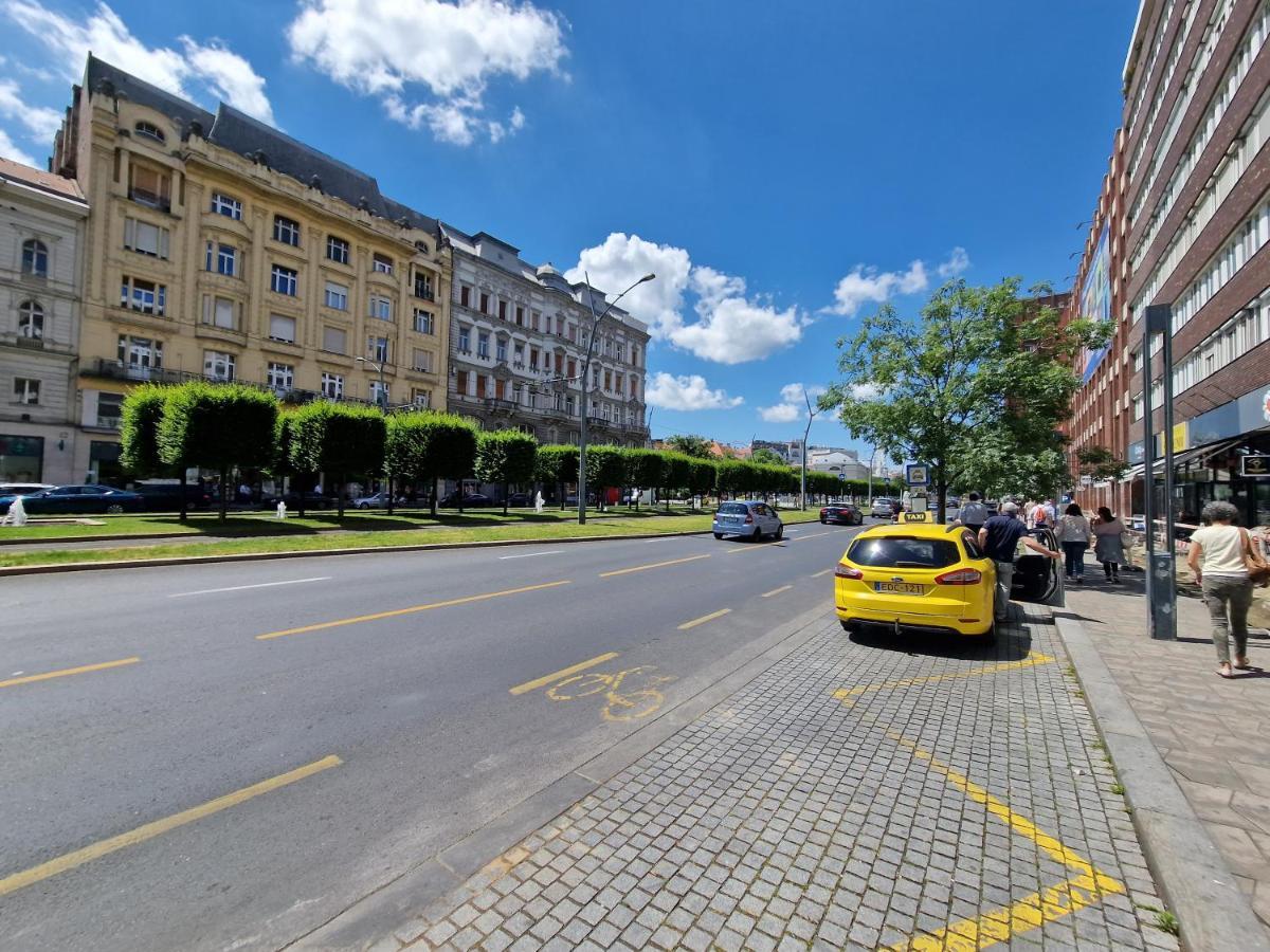 Central Point Budapest Luaran gambar